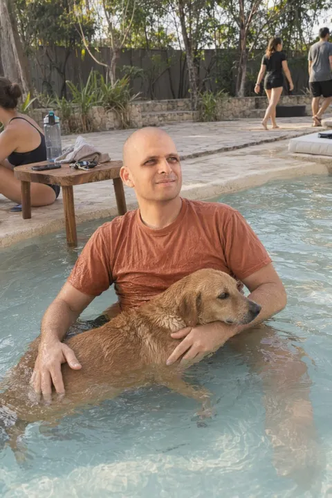 AI dating photo example: in a pool with a golden retriever